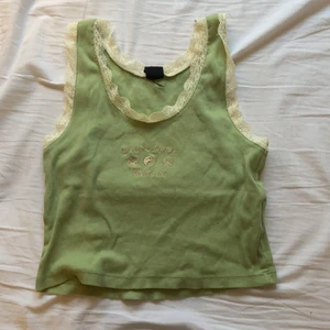 Linne från Urban outfiters  - Säljer detta så fina gröna linne från Urban outfiters💗 köpt i somaras men endast använd fåtal gånger💗 frakt ingår i priset😘