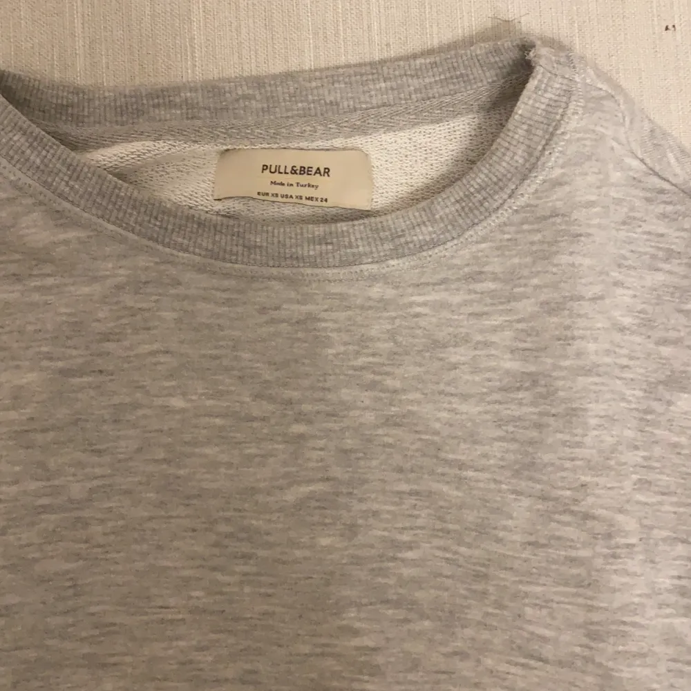 grå tröja från pull &BEAR i xs . Tröjor & Koftor.