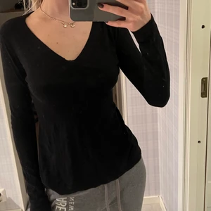 Långärmad tajt - Jätte fin tröja som är lång i ärmarna och sitter lite tajtare under brösten. 