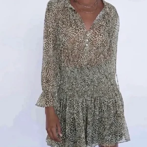 Zara klänning  - Slutsåld och eftertraktad klänning från Zara! Storlek S men super stretchig så passar mindre och större. Jätte bra skick, kan skicka fler bilder privat om det behövs. Buda! 