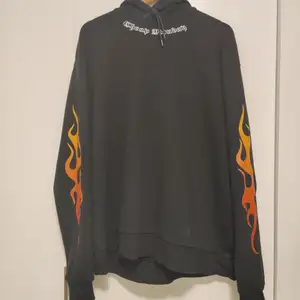 One of my favorite pieces ever that unfortunately I never wear anymore! It has been worn generously but shows barely no signs of usage since I have taken great care of it. Oversized in fit and with really cool flame detailing. New price was 650 SEK.