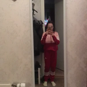 Adidas sett  - Det är storlek 11-12 men jag tror de är 152