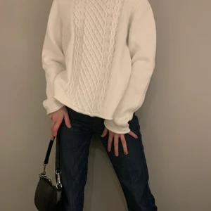 Stickad tröja ✨ - Vit kabelstickad tröja från New house som tyvärr inte har kommit till användning. För mig som är normalt än S så är M oversized. 