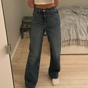Jeans från zara i mycket gott skick. De är mörkblå. I storlek 34. De är långa i benen men går att klippa av. 
