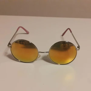 Solglasögon  - Solglasögon med starka hållbara bågar. Bekväma och i bra skick. Den lilla plasten bakom örat har en gullig lila nyans. 🌸