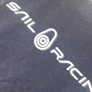 Sail racing tröja  - En jättefin sail racing tröja. Den är svart och är köpt på Intersport. Det är strl 160 men xs/s kan ha den. Bra skick och inge synligt fel. Köparen står för frakten❤️  