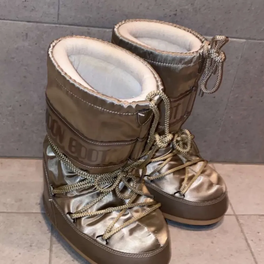 Säljer dessa höga moon boots som passar 35-38 i storlek. Helt okej skick därför säljer jag billigt💗 kom privat för fler bilder💗. Skor.