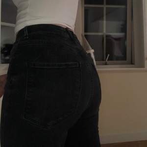 Svarta jeans från Gina, storlek 36, har slitningar på båda knän