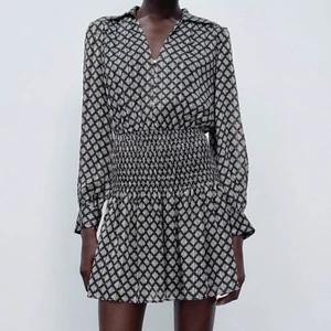 Klänning från zara - Superfin klänning från zara, ny med lappen kvar. Helt slutsåld. Spårbar frakt tillkommer på 51kr