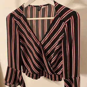 Randig blus - Super söt randig blus från H&M. Man kan välja om man vill ha den urringad eller ej.                                      Knappt använd, som ny!                                                    Frakt tillkommer! 