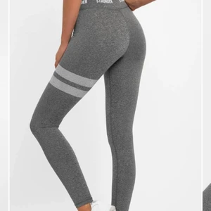 Stornger tights - Jag säljer nu mina gråa stronger tights! De är supersköna och sparsamt använda men kommer tyvärr inte till användning av mig. Original pris är 699kr och jag säljer för 250kr + frakt, pris kan möjligtvis diskuteras 💕