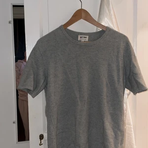 Soft goat tröja - Säljer min gråa Kashmir tröja från soft goat då jag ej får så mycket användning av den längre, köptes för ungefär ett halv år sedan❤️