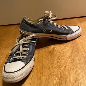 Låga Converse  - Mörkblåa converse i storlek 38, passar till alla outfits och är allmänt najs! Smutsiga skosnören men det går ju bara att byta, skorna är annars i bra skick.