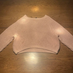 Beskurad Rosa stickad tröja - En tröja från H&M som har använts vid ett fåtals tillfällen men är fortfarande i bra skick. Tröjan går ej att köpa i butik. Personligen så tycker jag att tröjan är väldigt fin och mysig men den har dessvärre blivit lite för liten för mig❤️✨( köparen står för frakt)