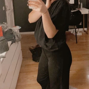 bikbok - säljer dessa populära bikbok byxor! som inte längre säljs på bikbok, köpte de för några månader sedan och har använt de max 4 gånger! har ej några bättre bilder på dessa pga jag knappt använt dem, så kom privat för fler bilder💗