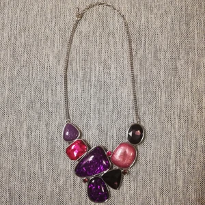 Halsband - Lila/ rosa halsband, 10 st diamanter ish. Mellan 60- 40 cm lång. 30 kr, 70 om man vill ha leverans. 