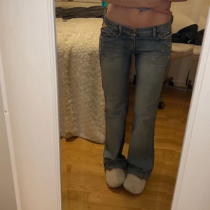 Lågmidjade jeans - Säljer nu mina lågmidjade jeans från replay då de tyvärr inte kommer till användning längre, sitter svinbra och är av bra kvalité. De är använda men i fint skick, w 28 L 32 (jag är 1.60)🥰