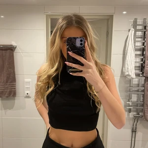 topp från H&M med polo - croppad, ribbad och stretchig, passar till allt, fint skick🖤 pm vid frågor/ önskemål om fler bilder 