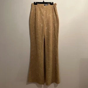 Beig blommiga byxor 🤎 - Fina byxor med blommigt mönster i storlek M!