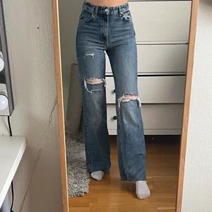 Zara blåa jeans - Säljer mina superfina zara jeans i en mellanblå färg. Köpta i somras men har tyvärr inte kommit till användning💓 Går ner till golvet på mig som är 177, men går att klippa dom till önskad längd, så passar även kortare💞