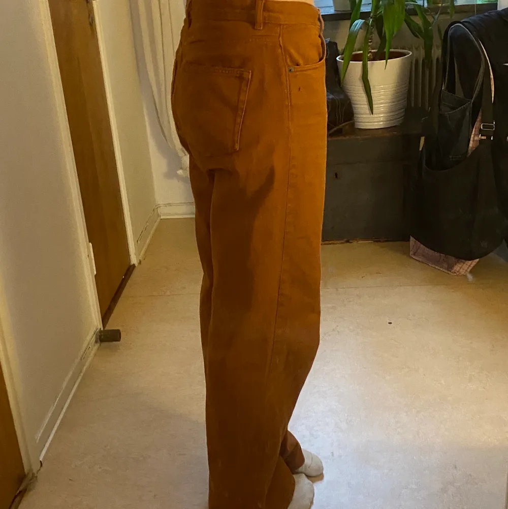 Orange/rostfärgad jeans i storlek 32 och i mycket bra skick. Bara att höra av sig vid frågor och funderingar 🥰🥰. Jeans & Byxor.