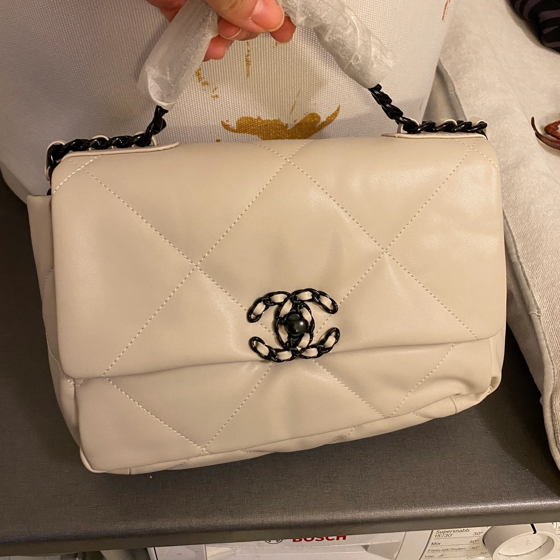 Chanel 19 väska ivory