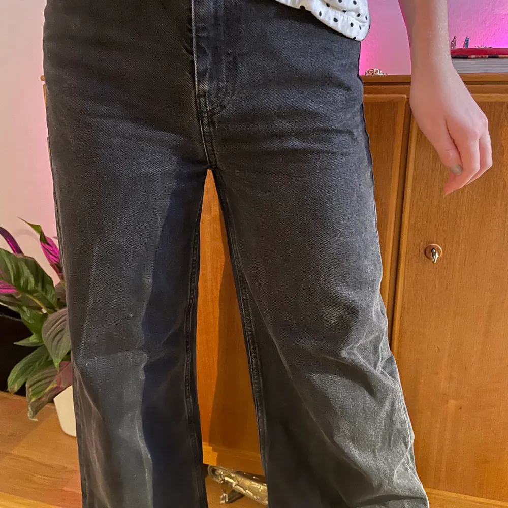 Jeans från weekday i svart/grå tvätt. Super snygga och är i bra skick. Fråga om du vill ha fler bilder eller exakta mått 🤍. Jeans & Byxor.