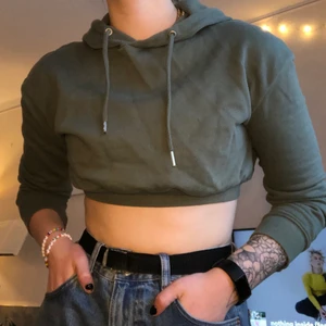 croppad hoodie - säljer den hoodie som jag croppat själv!! skriv för fler bilder/frågor!💗