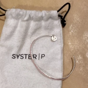 Smalt SYSTER P. armband! - Säljer detta fina smala Syster P. armband med rosa pärlor! Armbandet är helt oanvänt, Ordinariepris: 299:- men säljer det för 150kr!