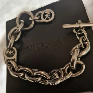 Michael Kors armband - Användt fåtal gånger. Original kartong.