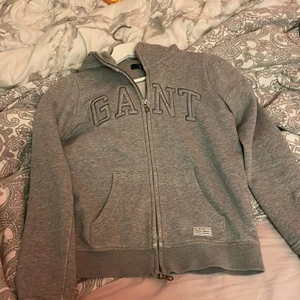 jätte fin gant hoodie i storlek xs - den är jätte fin och skön men säljer den då den är för liten och inte kommer till användning! 