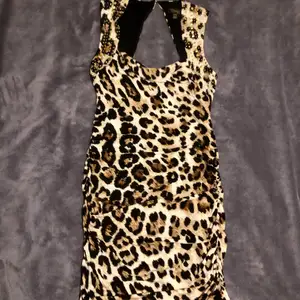 Supersnygg åtsittande leopardmönstrad klänning med guld nitar från Thalia Sodi inköpt på Macy’s i New York. Stl S (snarare M) Nypris var ca 1800kr för 5-6 år sedan. Oanvänd 