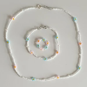 Halskæde, armbånd & fingering  - Halskæde, armbånd & fingerring sælges for 95 ,-