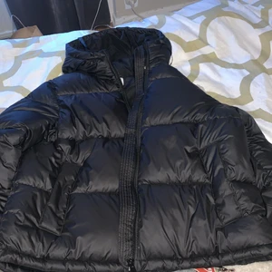 hm jacka!! Strl L - ny skick, andvönd 1 ggn