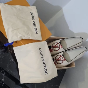 Louis Vuitton skor  - Louis Vuitton skor dom är i bra skick nästan som nya det är dam skor Ny pris runt 5 eller 4 tusen mitt pris är 2500kr priset kan diskuteras vid snabb affär ÄKTA Storlek 41 finns i Malmö kan även frakta.