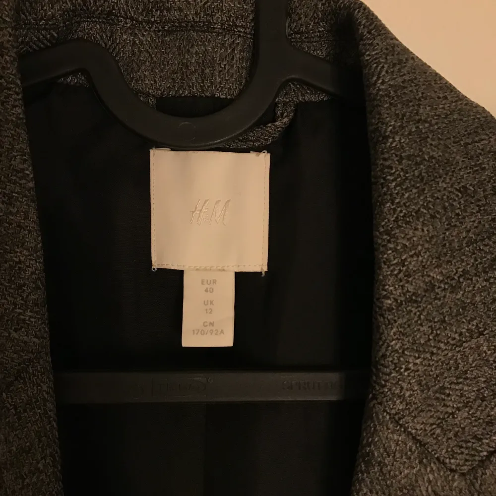 Grå kavaj från H&M, köpt för flera år sen men knappt använd! Storlek 40 men sitter bra på mig som har 34/36 fast lite oversize! 💞 . Jackor.