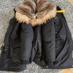 Parajumper vinterjacka dam medium  - Hej. Säljer tjejens jacka för hon tyckte inte om den längre, den är använd ett fåtal gånger, fraktas helst pga pandemin nu, självklart med spårning, ge ett bud