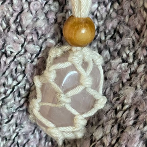 Halsband med plats för Sten i - Ett halsband gjort av garn som man kan ha till exempel kristaller eller stenar i😁välj i färg, längd och bredd