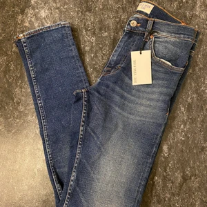 NY! Tiger of Sweden Evolve strl: 28/32 - Helt nya jeans ifrån Tiger of Sweden i modell: Evolve , namn: Teng (hittas på baksidan av lappen på insidan till vänster, om du vill dubbelkolla att inte redan har samma tvätt) Slimfit jeans i stretch. Nypris: 1499:- , säljes för 50%. Dem är en aning större i midjan då jag egentligen är en 29 waist.  Rekommenderar spårbar frakt för bådas säkerhet , men självklart kan köparen välja om den ska skickas på valfritt sätt med. Kommer att skicka konfirmationer när plaggen är skickade.