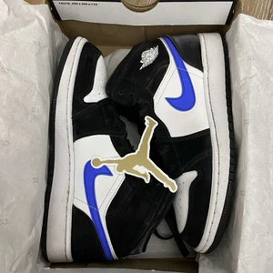 Air Jordan 1 Mid Racer - Säljer nu mina ”Air Jordan 1 Mid Racer Blue” som är i bra skick. Köptes direkt från Soldout och är alltså 100% äkta. Skickar de i originalkartongen plus pappret o klistermärke. Har även en orderbekräftelse från Soldout på mail om så önskas.+fler bilder Frakten ingår i slutpris!
