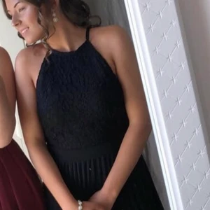 Svart balklänning  - Säljer nu min balklänning som jag hade en kväll under nians bal. Köpt från bubbleroom 2019 för 1100 kr om jag inte minns fel. Jag är 155 lång och den är perfekt lång på mig. Fint skick inga defekter. Frakt tillkommer men priset kan absolut diskuteras privat. 