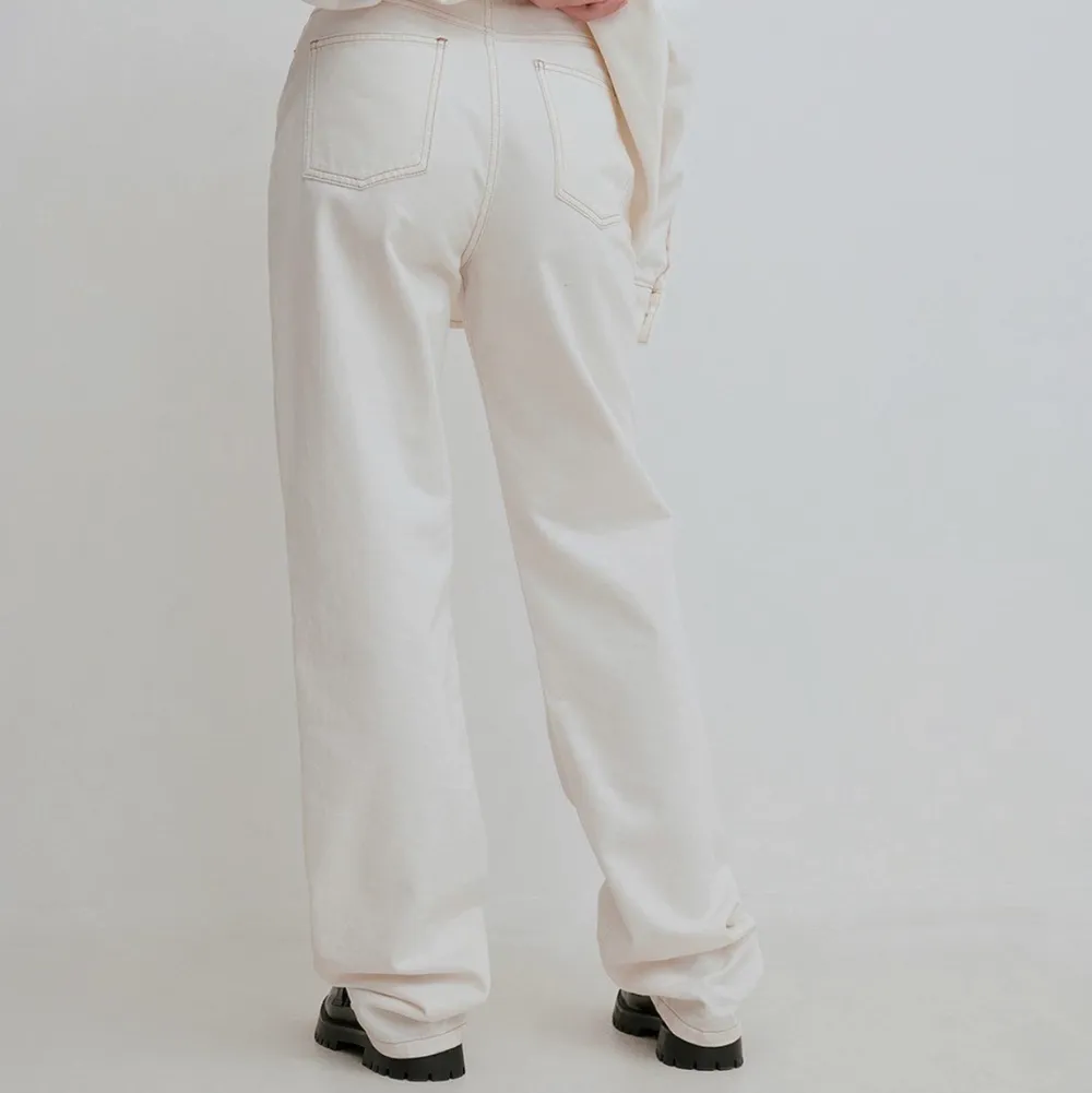 Säljer mina byxor från Josefine HJs kollektion med NAKD. Dem är oanvända i storlek 36. Säljer pga att dem är för stora för mig som är en xs. Passar en xs också om man vill ha en lösare fit. Modellen på bilderna har storlek 36 och är 173 cm. Kom med prisförslag✨. Jeans & Byxor.