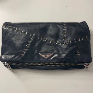 Zadig väska - Säljer nu min jättesnygga Zadig väska eftersom att jag har beställt en ny väska. Väskan är använd men i bra skick och bra utrymme med tre fickor. Köpt här på Plick för 2000kr men säljer för 500kr!!