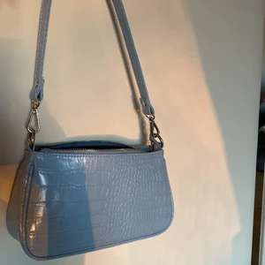 Gina Tricot  - Säljer nu denna fina ljusblåa väskan då den tyvärr inte kommer till användning längre. Den är rätt så rimlig och Där får plats rätt mycket i den. Köpt på Gina för rätt länge sen men fortfarande i fint skick, modellen finns inte längre kvar att köpa på Gina vad jag sätt men finns liknande modeller. Kom med förslag ang pris så ser vi💕