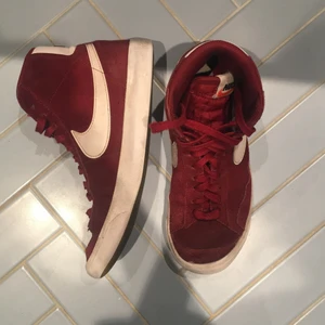 Nike blazers mid 77 retro red - Storlek 38. De har använts mycket men är i helt ok skick. 100kr plus frakt 💞