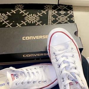 Converse vit 38 - Converse vit storlek 38 nästan nytt finns kvitto med. Jag har köpt från xxl   
