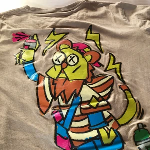 Graphic tröja - Köpte denna graphic tröjan för ett tag sen men har slutat använda den då jag har bytt stil. Den är dock extremt cool och passar säkert mångas garderob!