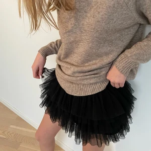 Fluffig svart kjol  - Kjolen är svart, fluffig och kort. Den är ganska gammal men i bra skick.