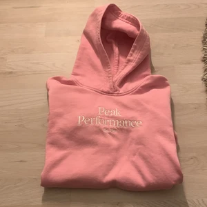 Peakperformance  - Rosa hoodie från peakperformance! Jättefin färg och sitter verkligen jättefint, men tyvärr blivit för kort i armarna för mig så därför säljer jag den! Den är inte så använd och därför inte så sliten + inte ur tvättad i färgen eller blivit oskön på några sätt! (Hör av er om ni vill ha mer bilder eller undrar någonting)💗 priset går och diskutera!!