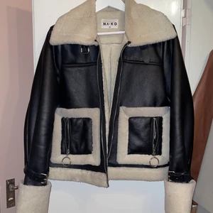 NA-KD jacka - Super snygg NA-KD jacka i skinnimitation och fuskpäls